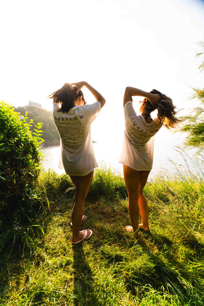 Camiseta NØRFLOW de verano para aventura, con diseño cómodo y transpirable, ideal para actividades al aire libre.