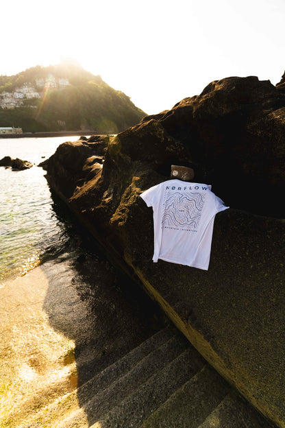 Camiseta de verano NØRFLOW para aventura en Donosti, ropa cómoda y casual para actividades al aire libre.