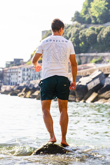 Camiseta de verano NØRFLOW para hombre, de estilo casual, con diseño fresco y cómodo, en color claro.