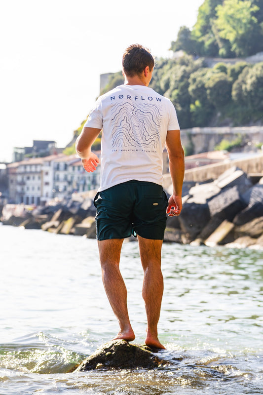 Camiseta de verano NØRFLOW para hombre, de estilo casual, con diseño fresco y cómodo, en color claro.