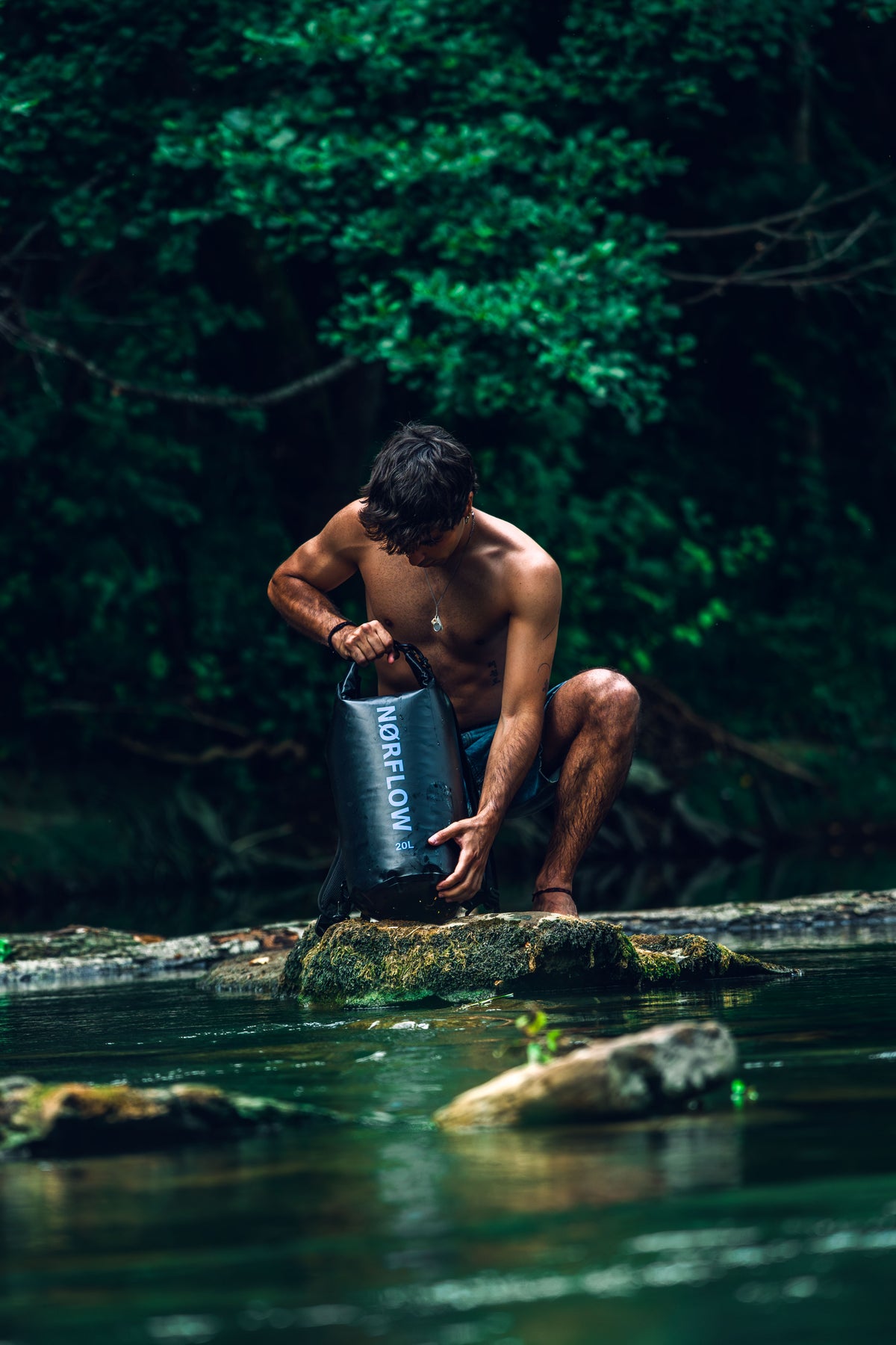 Mochila estanca NØRFLOW de 20L, resistente al agua, con cierre hermético y correas ajustables para actividades al aire libre.
