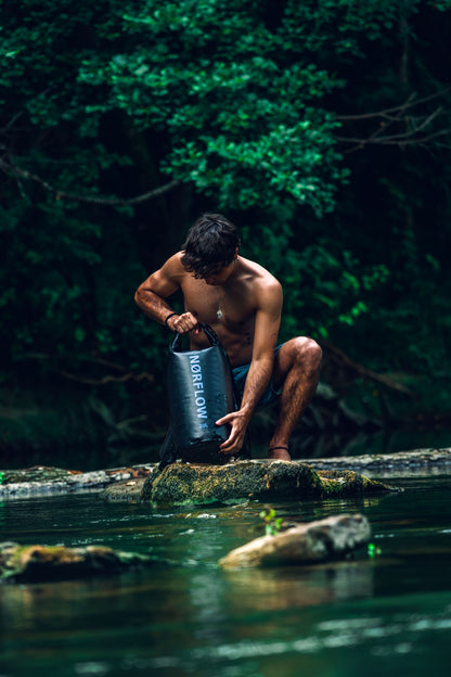 Mochila estanca NØRFLOW de 20L, resistente al agua, con cierre hermético y correas ajustables para actividades al aire libre.
