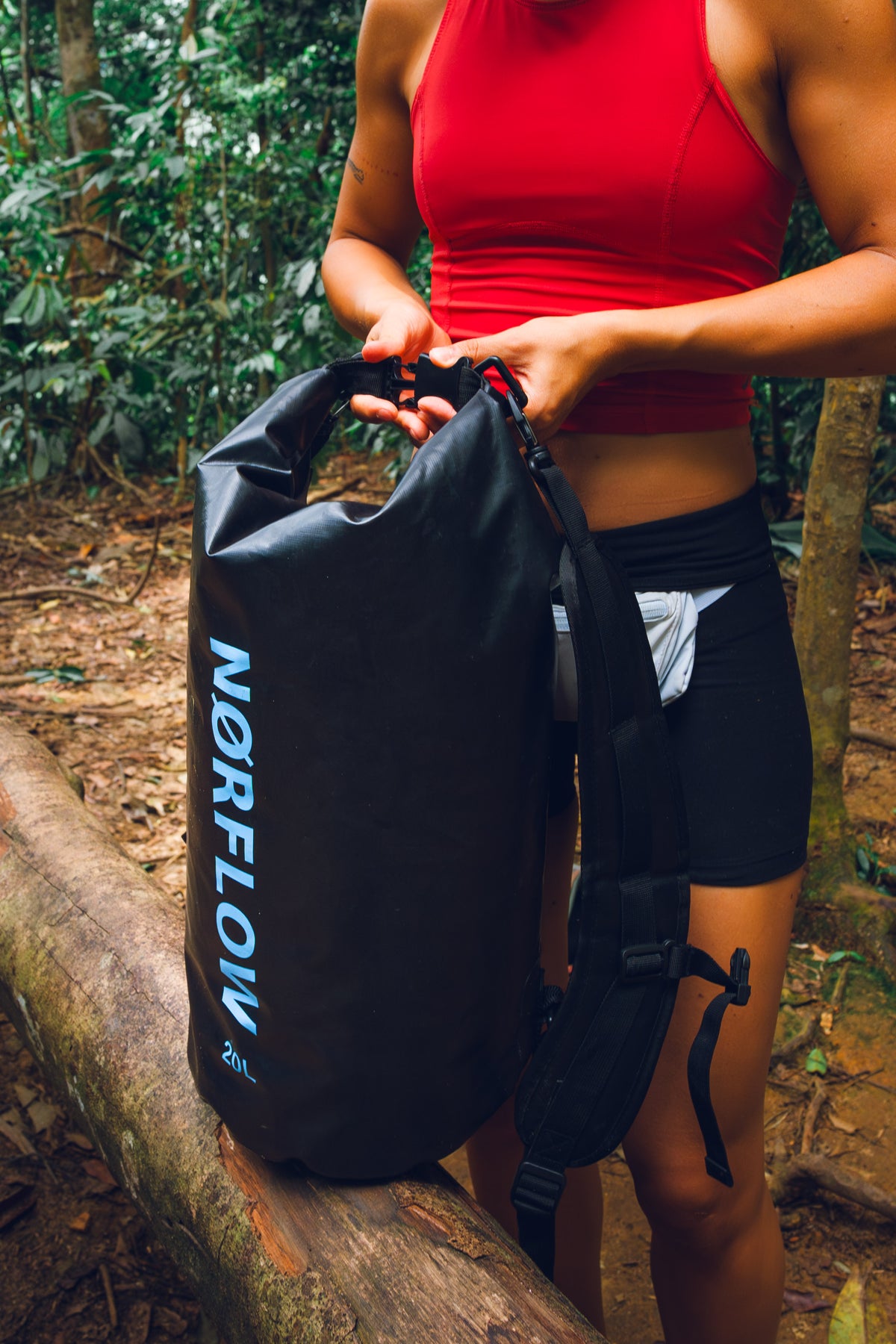 Mochila estanca NØRFLOW de 20 litros, resistente al agua, con correas ajustables y cierre hermético para protección y transporte.