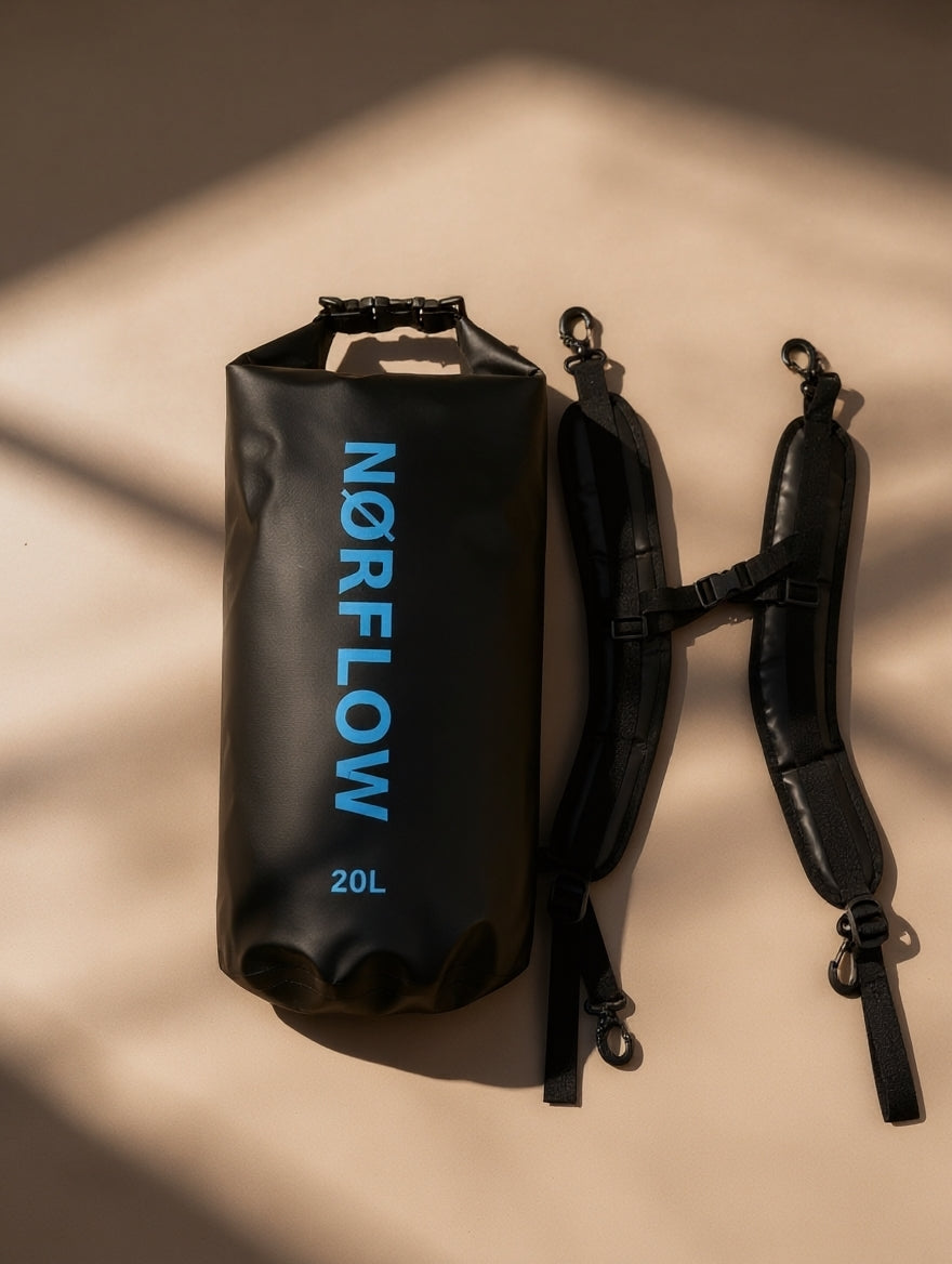 Mochila estanca NØRFLOW de 20L con cierre hermético y correas ajustables, ideal para actividades al aire libre y deportes acuáticos.